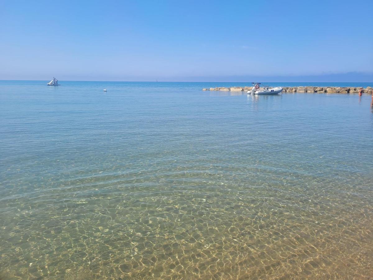 Villa Rimini - Seaview & Roman Holidays Apartments - Garden&Beach 300Mt อันซีโอ ภายนอก รูปภาพ
