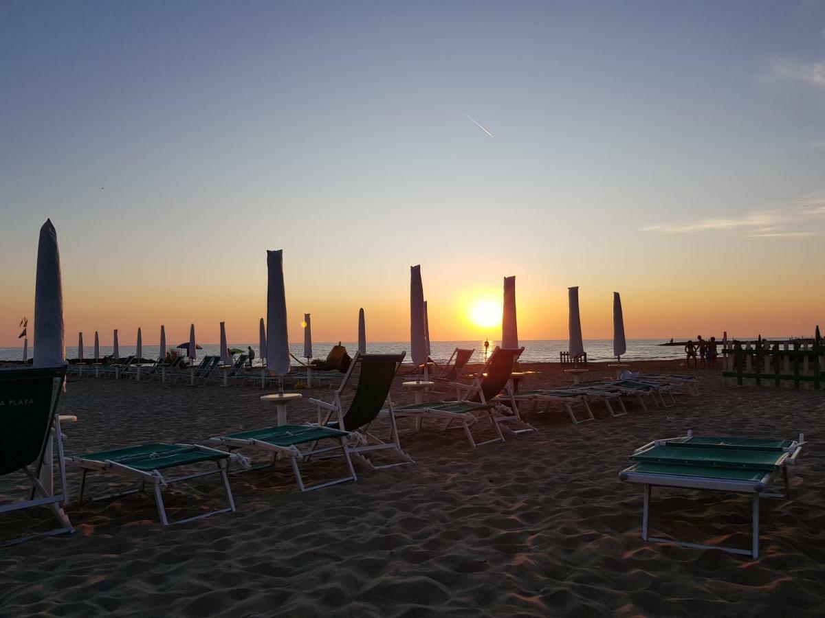 Villa Rimini - Seaview & Roman Holidays Apartments - Garden&Beach 300Mt อันซีโอ ภายนอก รูปภาพ